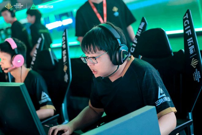 双方在中场 双方在中场